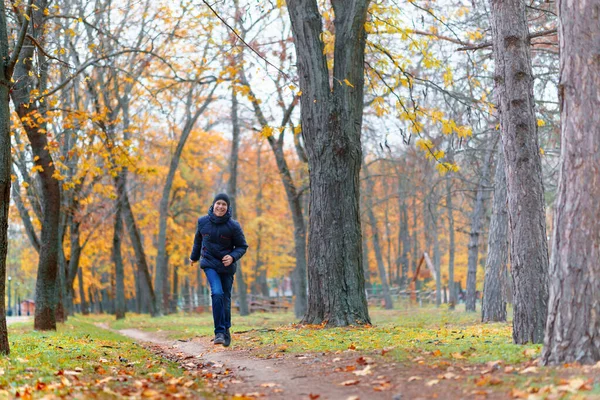 Chłopiec Biegnie Przez Park Cieszy Się Jesienią Piękna Przyroda Żółtymi — Zdjęcie stockowe