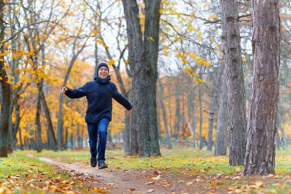 Chłopiec Biegnie Przez Park Cieszy Się Jesienią Piękna Przyroda Żółtymi — Zdjęcie stockowe