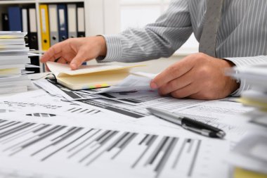 İş dünyası kavramı - işadamı ofis, masa ve işyeri yakın görüşü, mali verilerin analiz edilmesi, yazılması ve sayılması konularında çalışıyor