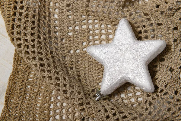 ウールのテキスタイルの白い星 クリスマスや休日の装飾の背景 — ストック写真