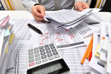 İş dünyası kavramı - işadamı ofis, masa ve işyeri yakın görüşü, mali verilerin analiz edilmesi, yazılması ve sayılması konularında çalışıyor