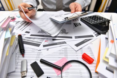 İş dünyası kavramı - işadamı ofis, masa ve işyeri yakın görüşü, mali verilerin analiz edilmesi, yazılması ve sayılması konularında çalışıyor