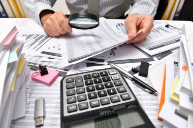 İş dünyası kavramı - işadamı ofis, masa ve işyeri yakın görüşü, mali verilerin analiz edilmesi, yazılması ve sayılması konularında çalışıyor