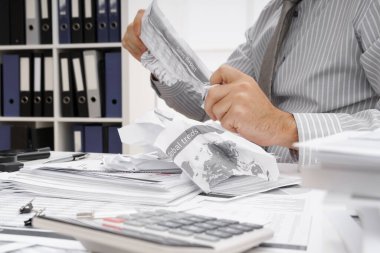 İş sorunu kavramı - hayal kırıklığına uğramış işadamı sorun yaşıyor ve raporları yırtıyor