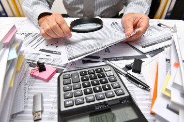 İş dünyası kavramı - işadamı ofis, masa ve işyeri yakın görüşü, mali verilerin analiz edilmesi, yazılması ve sayılması konularında çalışıyor