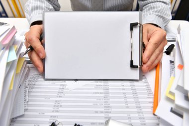 iş konsepti, metin için kopya alanı olan boş kağıt sayfası - işadamı ofis, masa ve çalışma alanı yakın görüşü ile çalışıyor, mali verileri analiz ediyor, yazıyor ve sayıyor