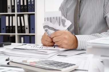 İş sorunu kavramı - hayal kırıklığına uğramış işadamı sorun yaşıyor ve raporları yırtıyor