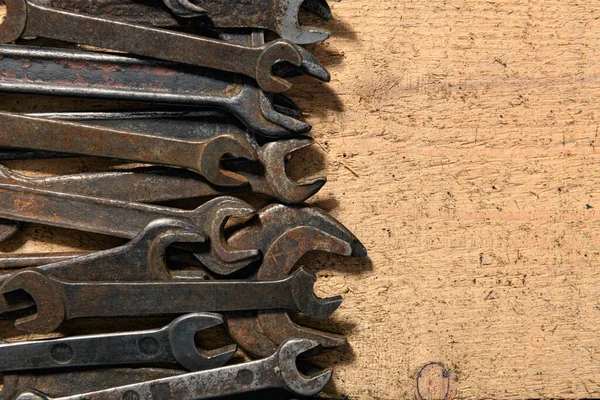 Staré Starobylé Ruční Nářadí Sada Klíčů Dřevěném Pozadí Prázdným Prostorem — Stock fotografie