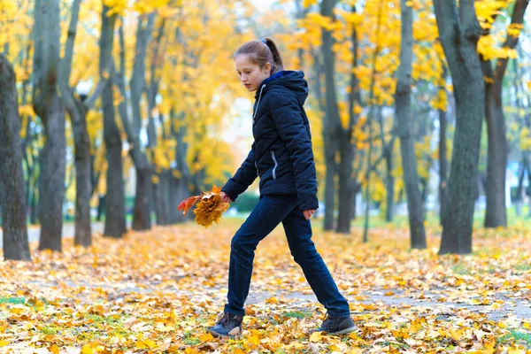 Una Ragazza Che Corre Attraverso Parco Gode Autunno Bella Natura — Foto Stock