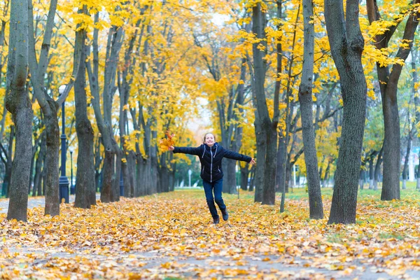 Uma Menina Correndo Pelo Parque Goza Outono Bela Natureza Com — Fotografia de Stock
