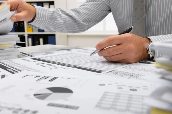 Geschäftskonzept Geschäftsmann Arbeitet Büro Tisch Und Arbeitsbereich Der Nähe Prüft — Stockfoto