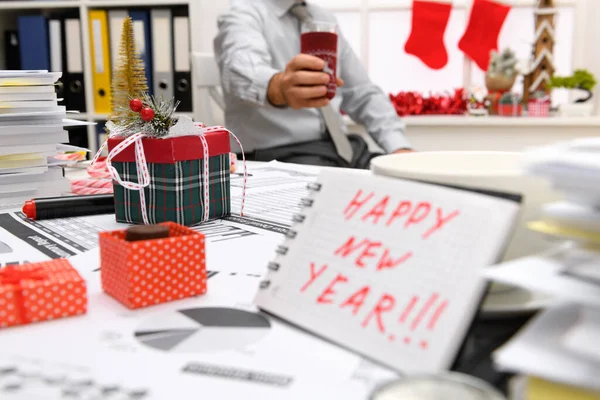 Tatil Konsepti Işadamı Ofiste Noel Ağacı Şeker Diğer Yeni Yıl — Stok fotoğraf