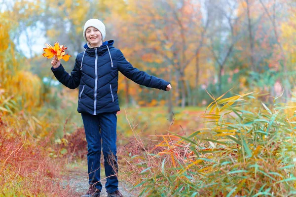 Dívka Pózující Blízkosti Řeky Podzimní Krásnou Přírodu Žlutými Listy — Stock fotografie