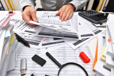 İş dünyası kavramı - işadamı ofis, masa ve işyeri yakın görüşü, mali verilerin analiz edilmesi, yazılması ve sayılması konularında çalışıyor