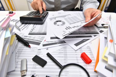 İş dünyası kavramı - işadamı ofis, masa ve işyeri yakın görüşü, mali verilerin analiz edilmesi, yazılması ve sayılması konularında çalışıyor