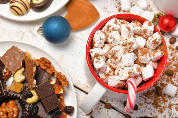 甘い食べ物のトップビューの背景メリークリスマスや新年の休日の装飾 白い木の上にチョコレートキャンディー みかん クッキー マシュマロとココアラテ — ストック写真