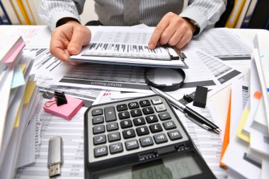 İş dünyası kavramı - işadamı ofis, masa ve işyeri yakın görüşü, mali verilerin analiz edilmesi, yazılması ve sayılması konularında çalışıyor