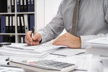 İş dünyası konsepti - iş adamının çalışma masası yakın görünümü, mali raporları kontrol etmesi, yazması ve sayması