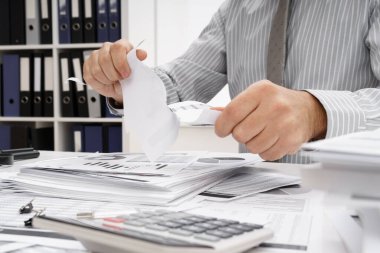 İş sorunu kavramı - hayal kırıklığına uğramış işadamı sorun yaşıyor ve raporları yırtıyor