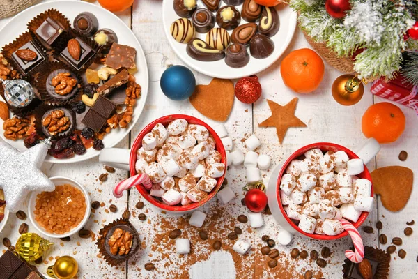 甜食是圣诞佳节或新年装饰品 巧克力糖果 棉花糖和白木可可可豆拿铁 的顶级背景 — 图库照片
