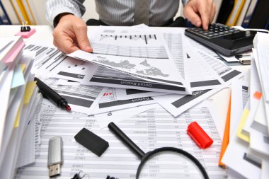 İş dünyası kavramı - işadamı ofis, masa ve işyeri yakın görüşü, mali verilerin analiz edilmesi, yazılması ve sayılması konularında çalışıyor