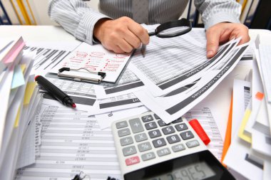 İş dünyası kavramı - işadamı ofis, masa ve işyeri yakın görüşü, mali verilerin analiz edilmesi, yazılması ve sayılması konularında çalışıyor