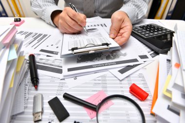 İş dünyası kavramı - işadamı ofis, masa ve işyeri yakın görüşü, mali verilerin analiz edilmesi, yazılması ve sayılması konularında çalışıyor