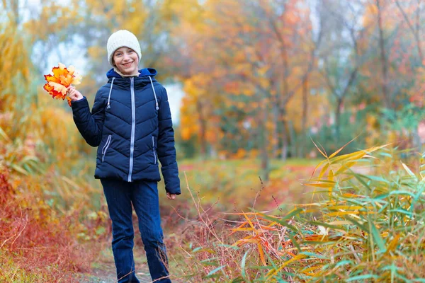 Una Ragazza Posa Vicino Fiume Gode Autunno Bella Natura Con — Foto Stock