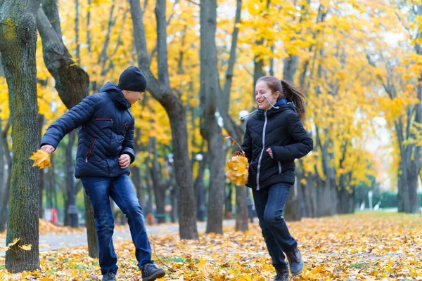 Tiener Meisje Jongen Loopt Door Het Park Geniet Van Herfst — Stockfoto