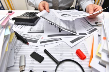 İş dünyası kavramı - işadamı ofis, masa ve işyeri yakın görüşü, mali verilerin analiz edilmesi, yazılması ve sayılması konularında çalışıyor