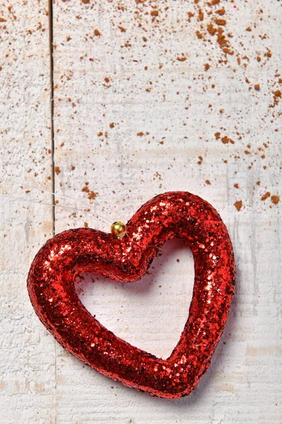 Una Forma Corazón Rojo Sobre Fondo Madera Blanca Con Cacao —  Fotos de Stock