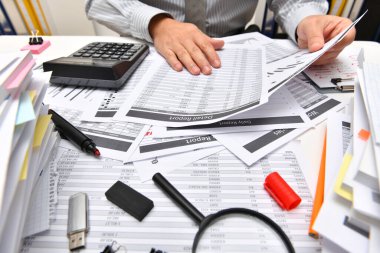 İş dünyası kavramı - işadamı ofis, masa ve işyeri yakın görüşü, mali verilerin analiz edilmesi, yazılması ve sayılması konularında çalışıyor