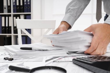 İş dünyası konsepti - iş adamının çalışma masası yakın görünümü, mali raporları kontrol etmesi, yazması ve sayması