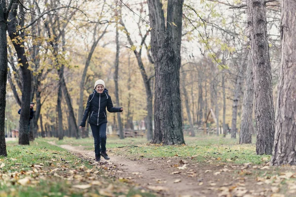 Tini Lány Fiú Fut Parkon Élvezi Őszt Gyönyörű Természet Sárga — Stock Fotó