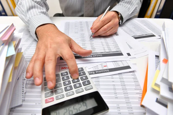 Geschäftskonzept Geschäftsmann Der Mit Berichten Büro Tisch Und Arbeitsbereich Arbeitet — Stockfoto