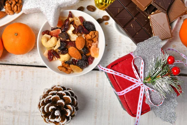 甜食是圣诞佳节或新年装饰品 巧克力糖果 白木饼干 的顶级背景 — 图库照片