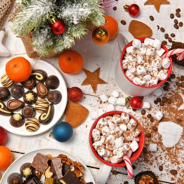 甜食是圣诞佳节或新年装饰品 巧克力糖果 棉花糖和白木可可可豆拿铁 的顶级背景 — 图库照片