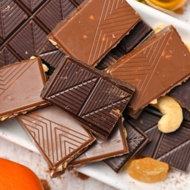 Mutlu noeller ya da yeni yıl dekorasyonu için tatlı yemek üst görünümü - çikolata şekerler, mandalinalar, beyaz ahşap üzerinde kurabiyeler