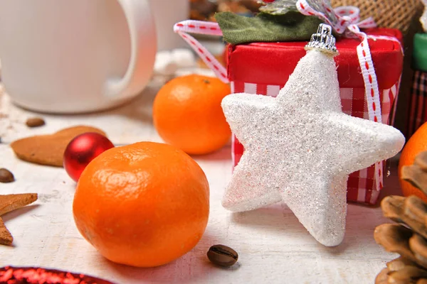 甘いフードトップビューの背景メリークリスマスや新年の休日の装飾のための チョコレートキャンディー みかん 白い木のクッキー — ストック写真