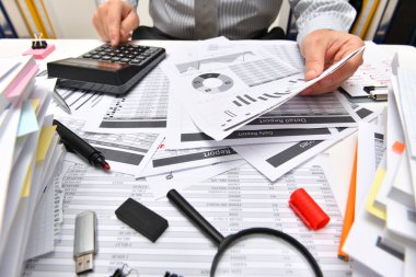 İş dünyası kavramı - işadamı ofis, masa ve işyeri yakın görüşü, mali verilerin analiz edilmesi, yazılması ve sayılması konularında çalışıyor