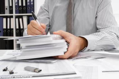 İş dünyası konsepti - iş adamının çalışma masası yakın görünümü, mali raporları kontrol etmesi, yazması ve sayması