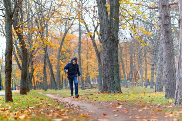 Chłopiec Biegnie Przez Park Cieszy Się Jesienią Piękna Przyroda Żółtymi — Zdjęcie stockowe