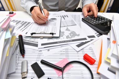 İş dünyası kavramı - işadamı ofis, masa ve işyeri yakın görüşü, mali verilerin analiz edilmesi, yazılması ve sayılması konularında çalışıyor