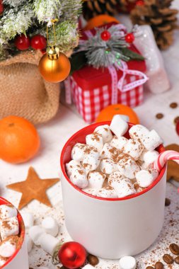 Mutlu noeller ya da yeni yıl dekorasyonu için tatlı yemek arka planı - çikolata şekerlemeleri, mandalinalar, kurabiyeler, marşmelov ve beyaz ahşap üzerine kakao latte