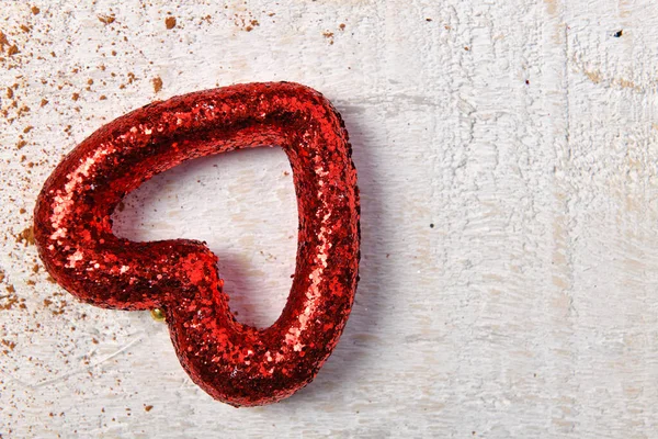 Une Forme Coeur Rouge Sur Fond Bois Blanc Avec Poudre — Photo