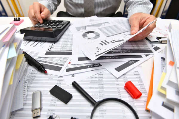 İş dünyası kavramı - işadamı ofis, masa ve işyeri yakın görüşü, mali verilerin analiz edilmesi, yazılması ve sayılması konularında çalışıyor