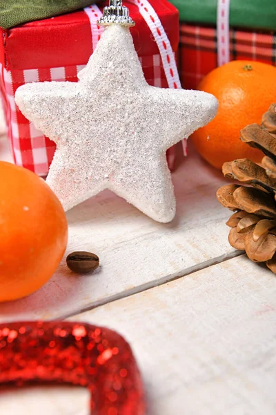 甘いフードトップビューの背景メリークリスマスや新年の休日の装飾のための チョコレートキャンディー みかん 白い木のクッキー — ストック写真