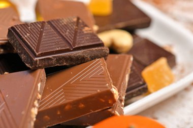 Mutlu noeller ya da yeni yıl dekorasyonu için tatlı yemek üst görünümü - çikolata şekerler, mandalinalar, beyaz ahşap üzerinde kurabiyeler