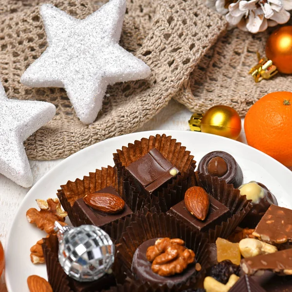 甘い食べ物のトップビューの背景メリークリスマスや新年の休日の装飾 白い木の上にチョコレートキャンディー みかん クッキー マシュマロとココアラテ — ストック写真