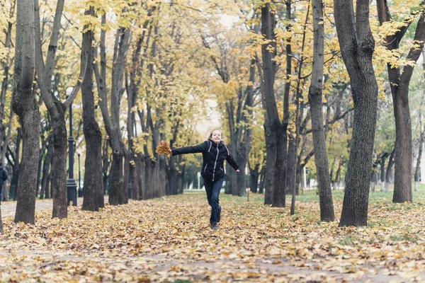 Dziewczyna Biegnie Przez Park Cieszy Się Jesienią Piękna Przyroda Żółtymi — Zdjęcie stockowe